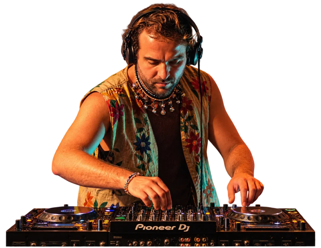 DJ con mezclador Pioneer DJ